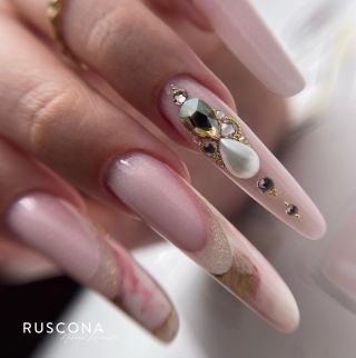 WEDDING NAILS Kamínková sezóna se opět rozjíždí. 🤩 Už se těším na vaše výtvory a kamínkový spam. ♥️ #glamora #glamoranails...