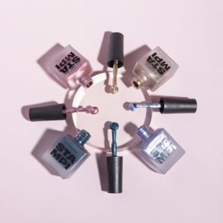 Stampi rodinka se rozrostla o čtyři nové metalické laky. ⭐️ • ROSEGOLD • LILOUS • EMERALD • CHAMPAGNE #razitkujeme #stampi...