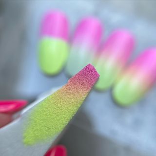 Dokonalého OMBRE dosáhneš pomocí naší dokonalé houbičky GLAMORA OMBRE SPONGEES, kterou pro nás testovala @naildesignicole_...